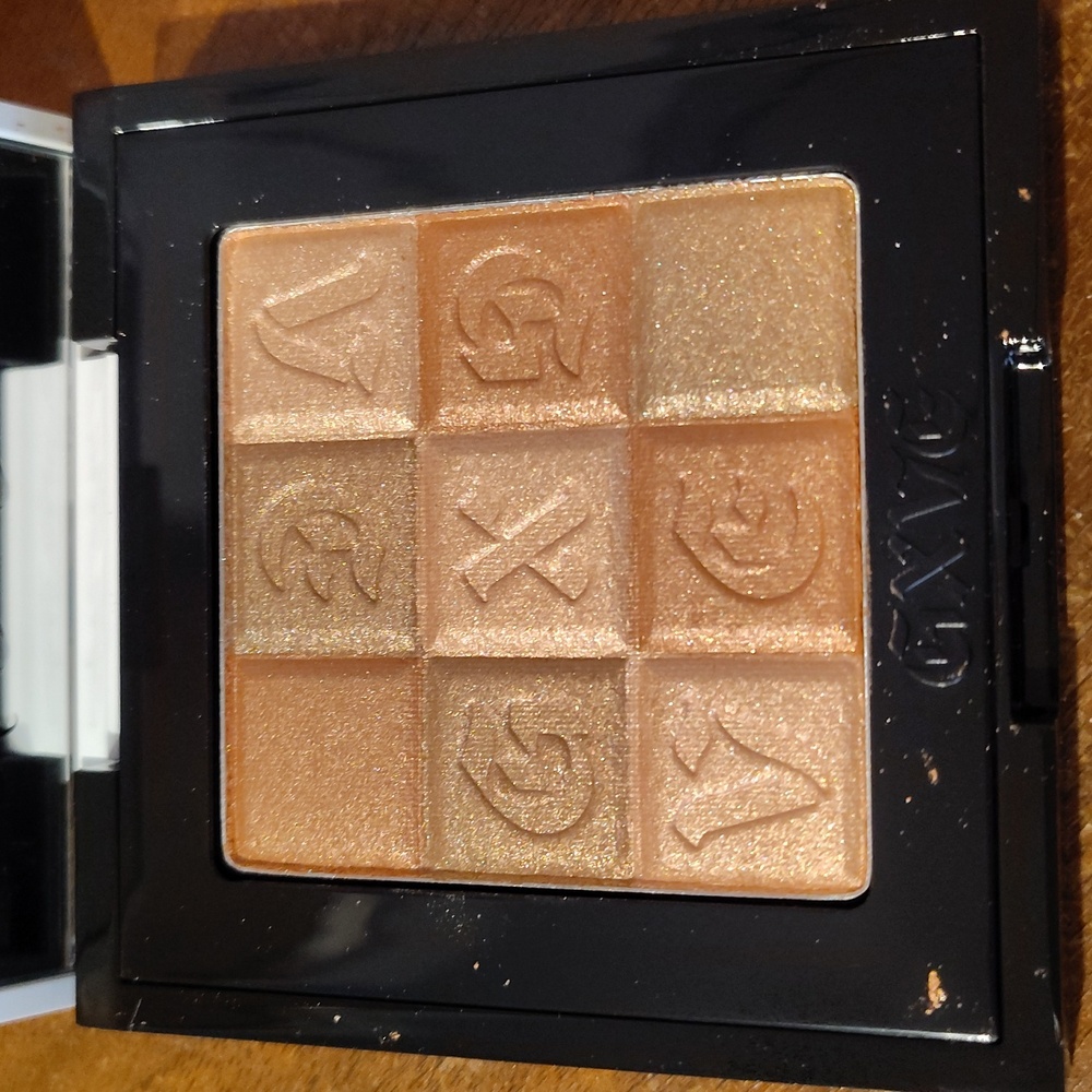 GXVE BY GWEN STEFANI Check My Glow Multi-dimensional Illuminating Talc-Free High